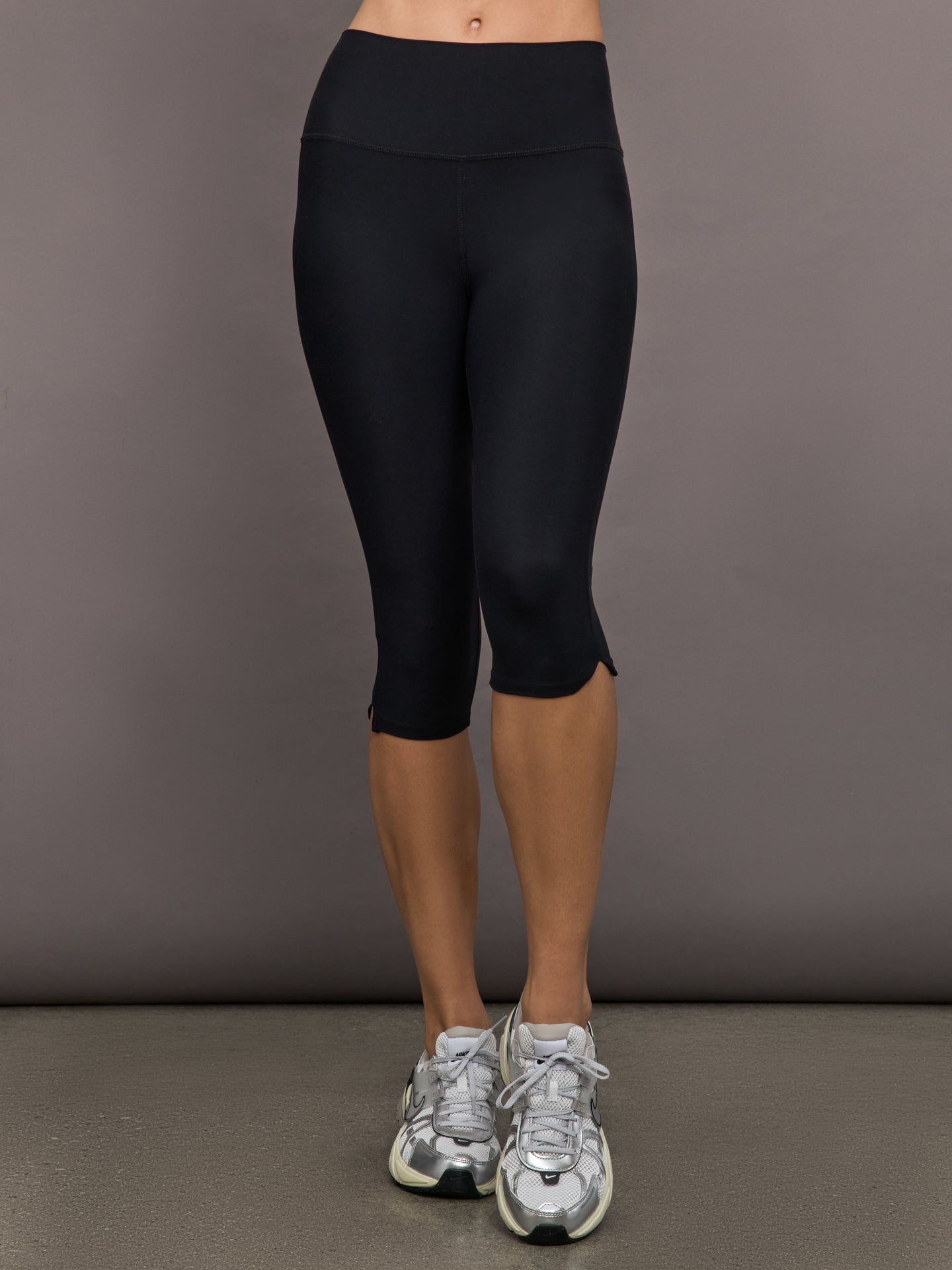 Carbon38 High Rise Capri Legging in Melt - Black