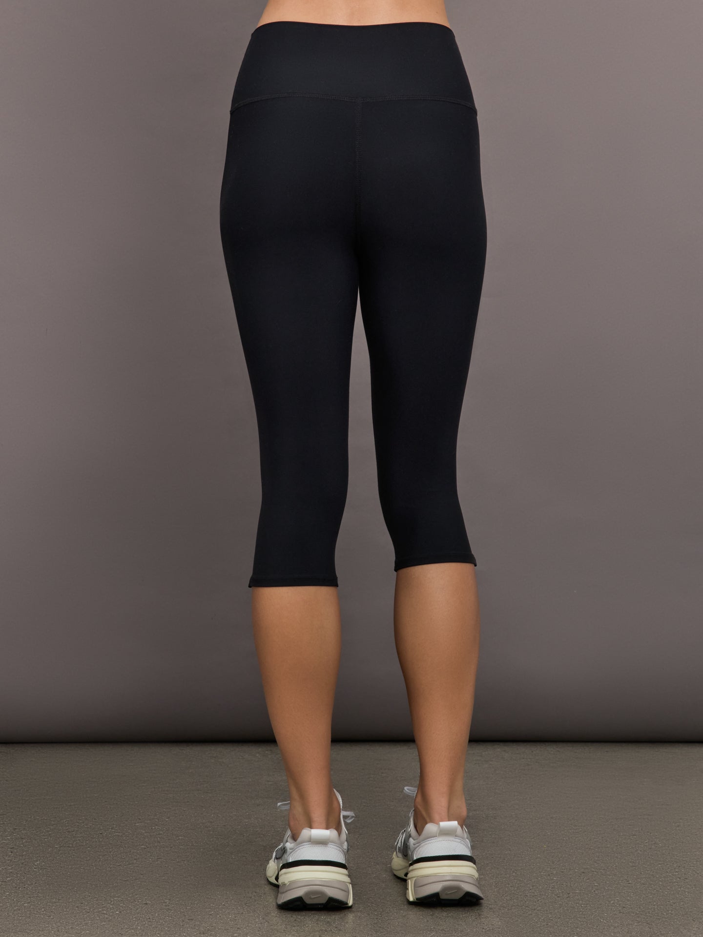Carbon38 High Rise Capri Legging in Melt - Black