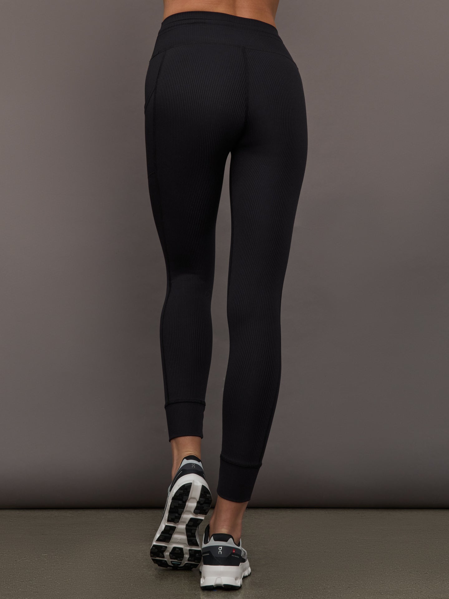 Carbon38 High Rise Pocket Legging in Ribbed Melt - Black