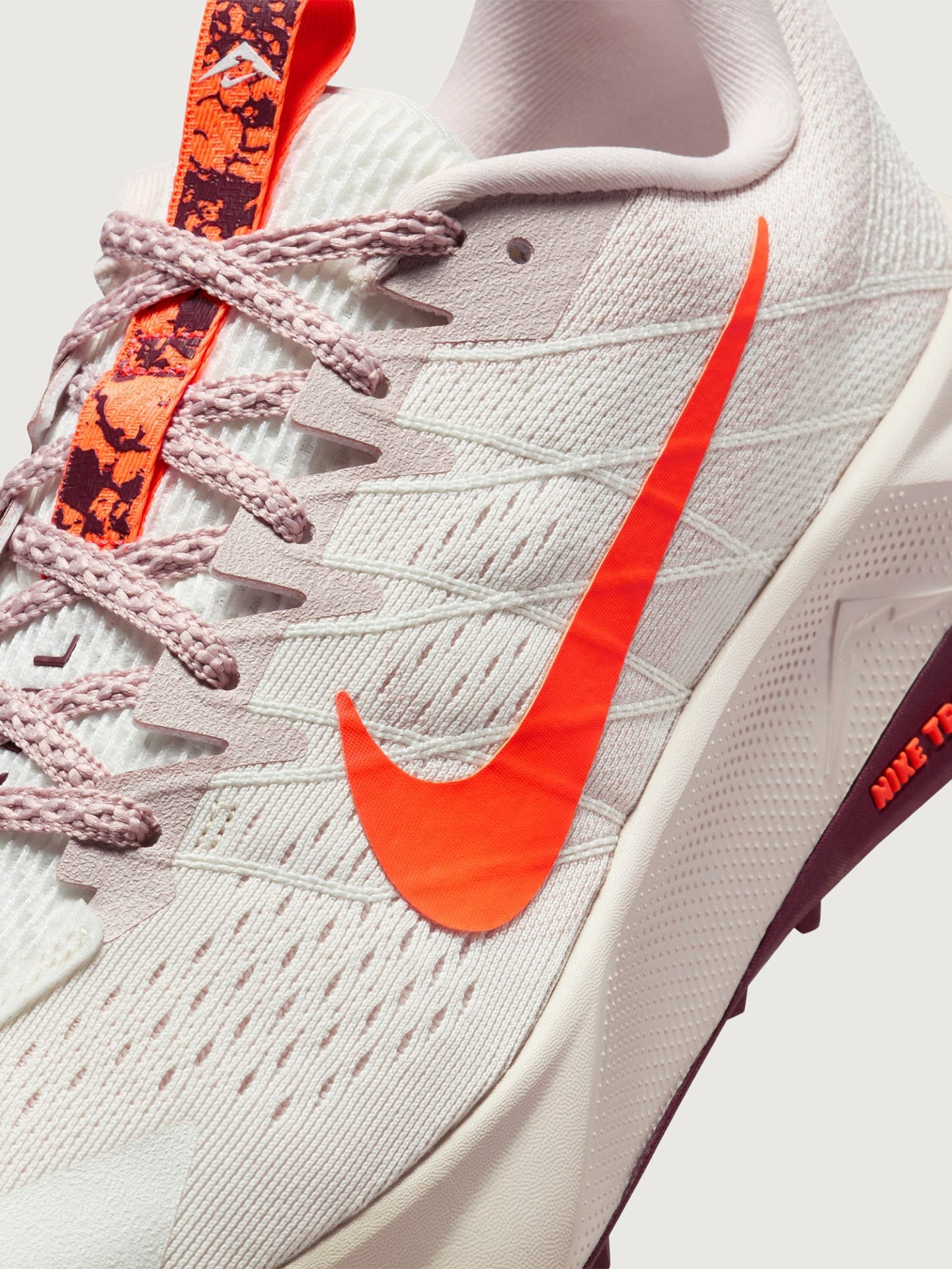Carbon38 Nike Wildhorse 10 - Sail/Hyper Crimson-Silt Red