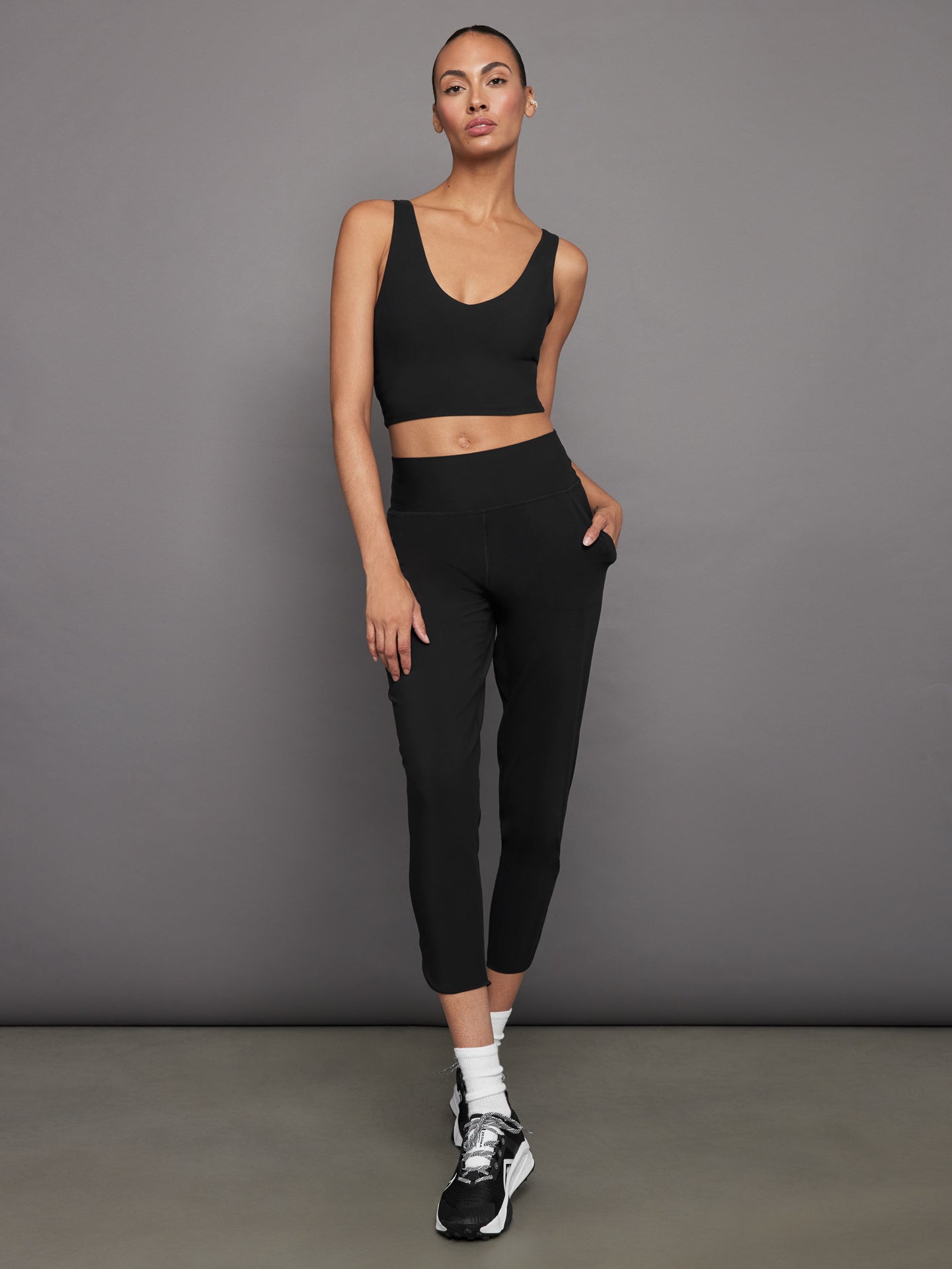 Carbon38 V-Neck Longline Bra in Melt - Black