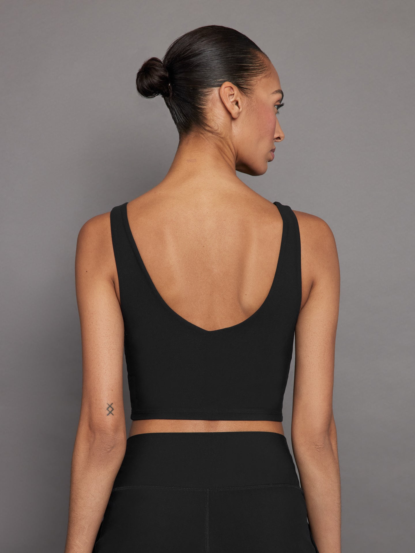Carbon38 V-Neck Longline Bra in Melt - Black