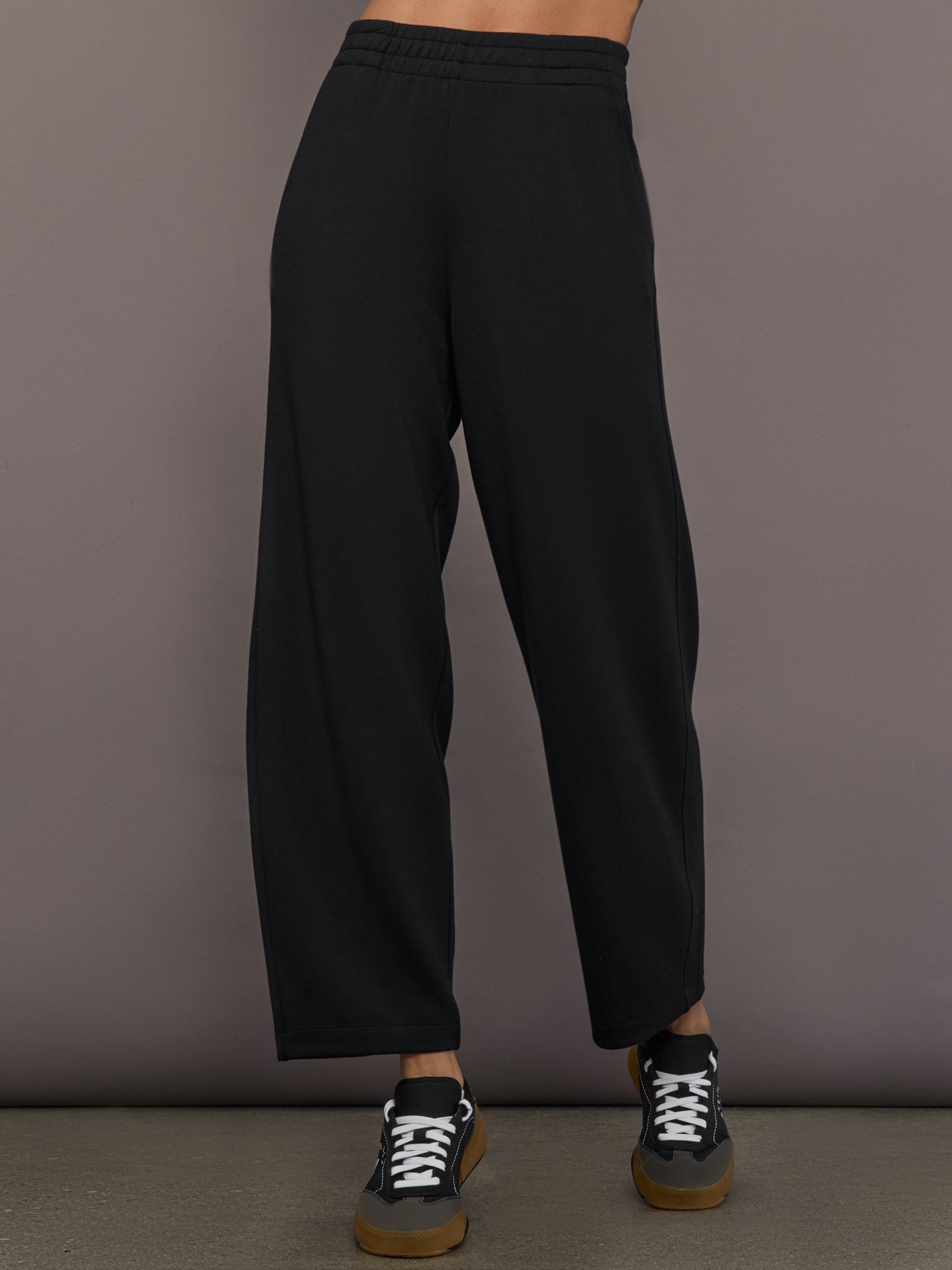 Carbon38 Barrel Leg Pant in Interlock - Black