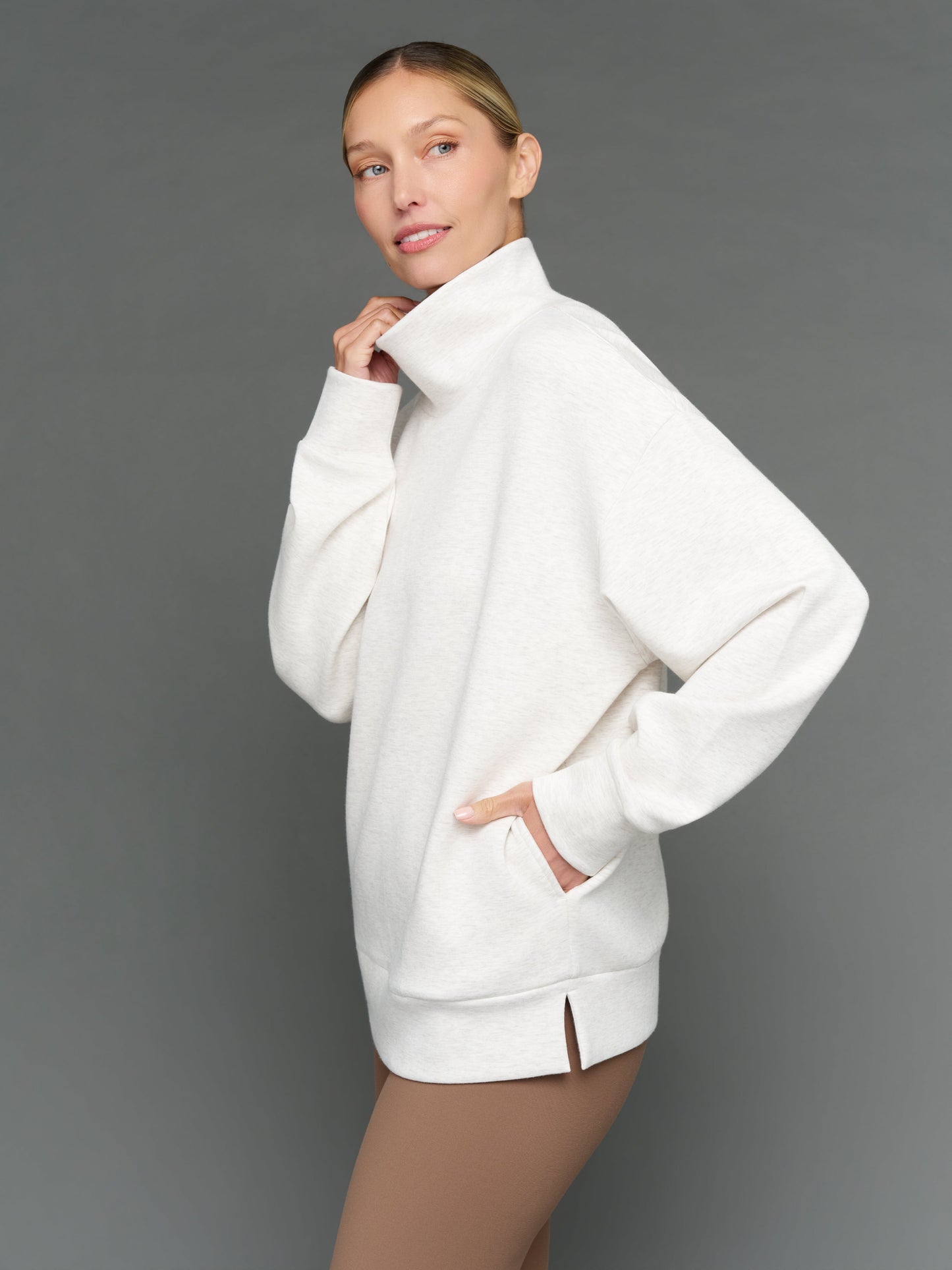 Carbon38 Mock Neck Pullover in Interlock - Moonbeam Heather