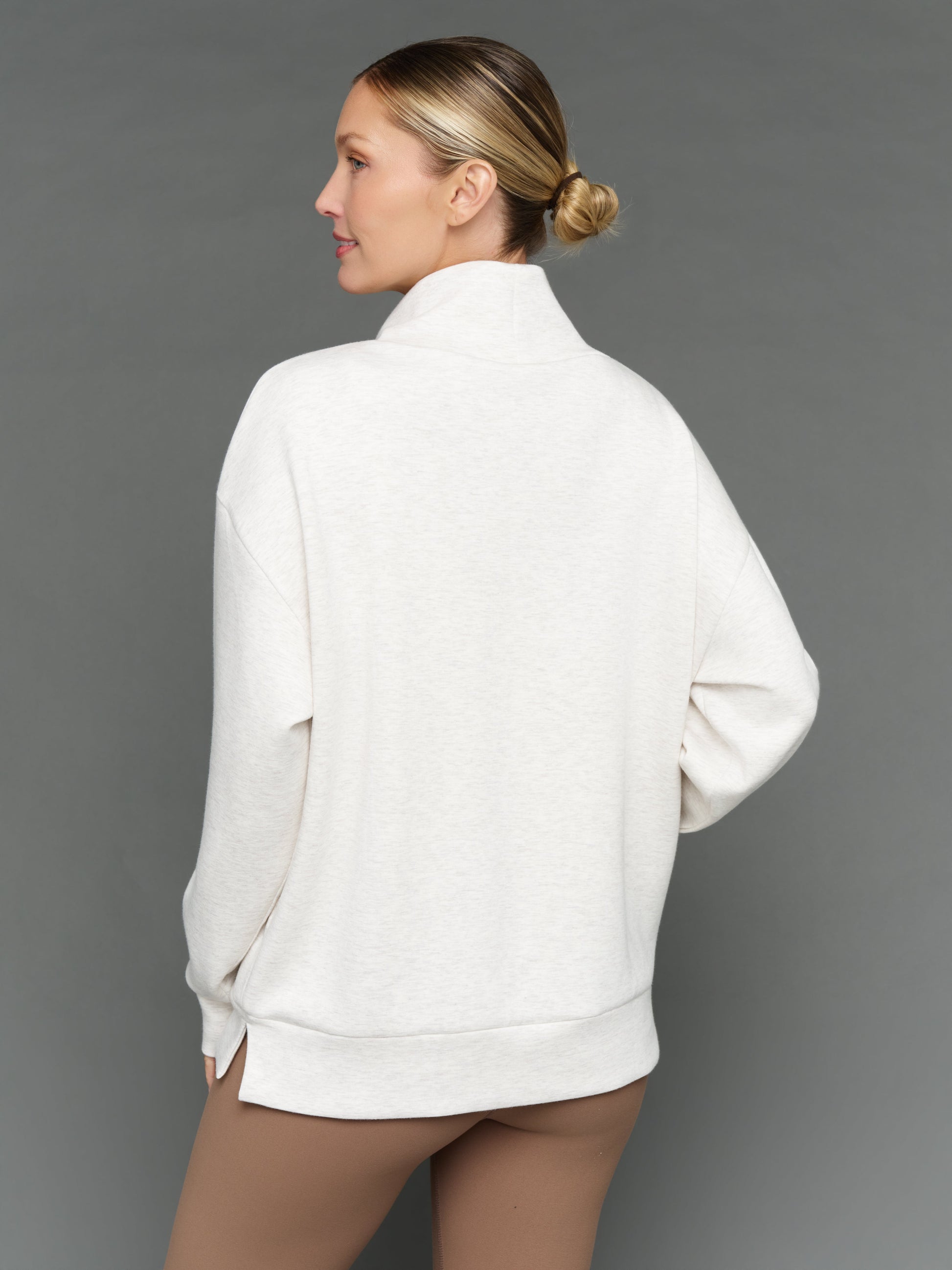 Carbon38 Mock Neck Pullover in Interlock - Moonbeam Heather