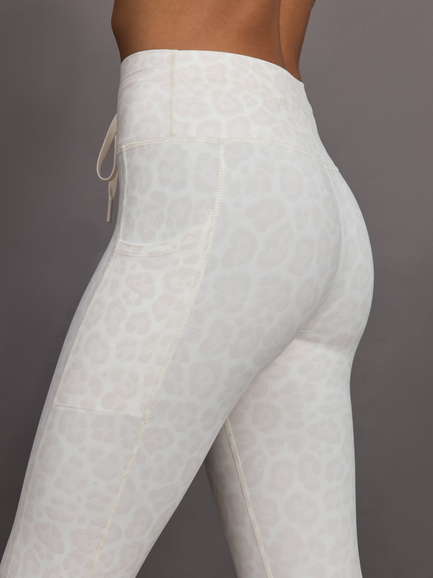 Carbon38 High Rise Sport Pocket Legging in Melt - Snow Leopard