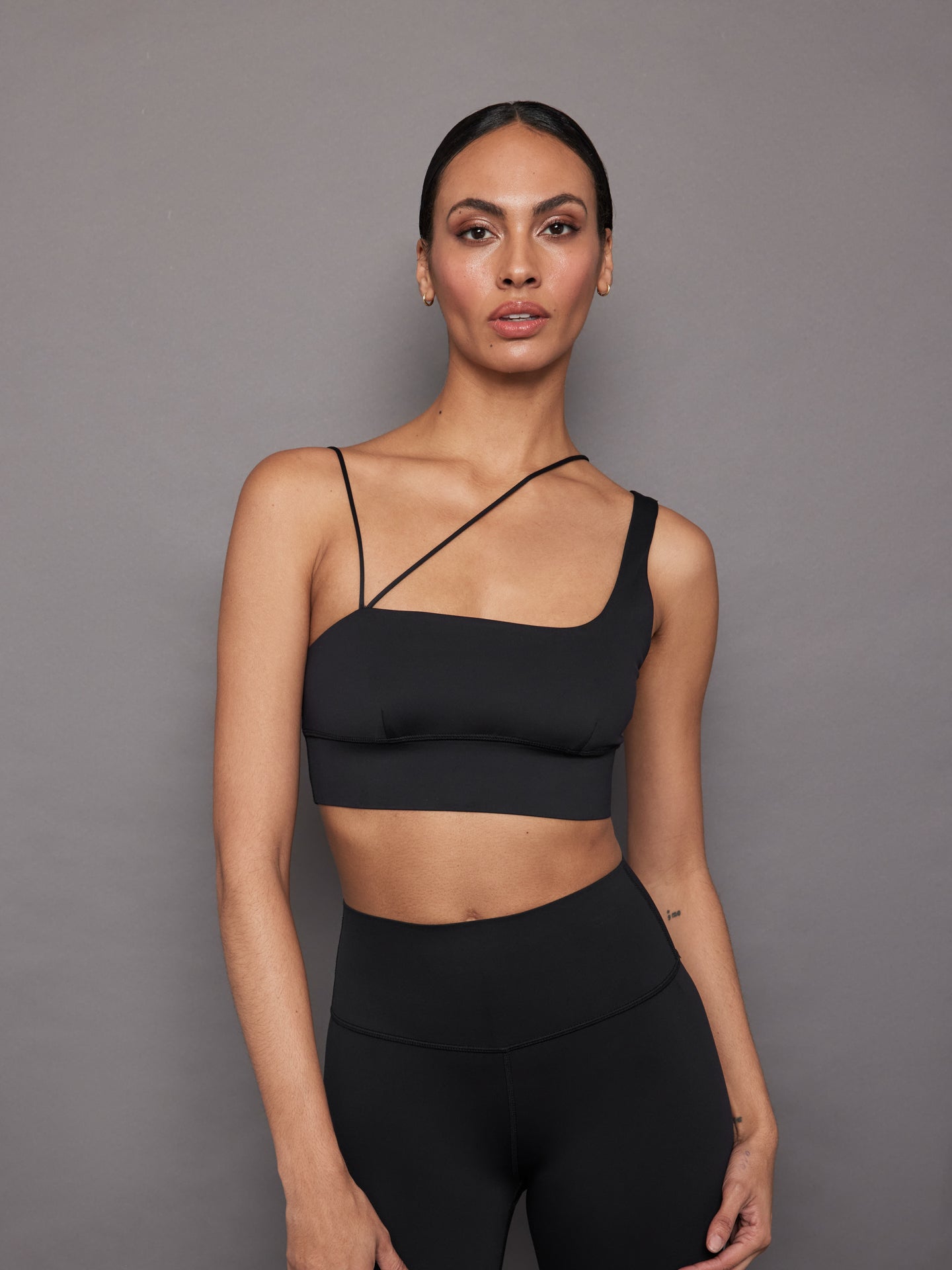 Carbon38 Asymmetrical Strappy Bra in Diamond Compression - Black
